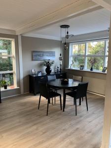 4 Bed House Sleeps 8 -Car Barbecue Balcony