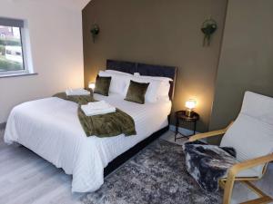 Comfortable 3 Bedrooms Leeds Beach House - Ideal for Family and Contractors - Free WIFI, Projector in bedroom and Free Parking for 2 cars