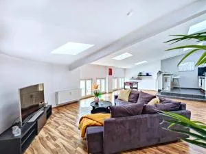 Großes modernes Loft mit Tischkicker und Billiard in Uni und Klinik Nähe - Herrenkrug