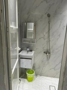 غرفة صغيرة بدورة مياه ( غرفة سائق) العارض ١٣