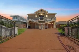 Charming 2 Story Retreat home - Bacliff