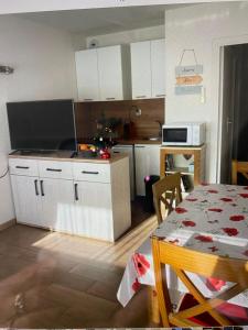 Logement en résidence vacances classe 2 étoiles au bord de mer 4 couchages avec cabine lit superposé et au salon un canapé convertible et piscine à 300 m des transports communs,gare ferroviaire,commerces et plages