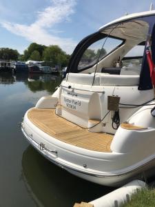 ENTIRE LUXURY MOTOR YACHT 70sqm - Oyster Fund - 2 double bedrooms both en-suite - HEATING sleeps up to 4 people - moored on our Private Island - LEGOLAND WINDSOR THORPE PARK ASCOT RACES Heathrow WENTWORTH LONDON Lapland UK Royal Holloway