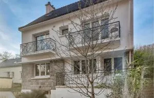 3 Bedroom Stunning Home In Lanvaudan - Saint-Caradec-Trégomel