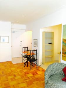 Stylish Montreal Apartment: Comfortable Stay in the Golden Square Mile