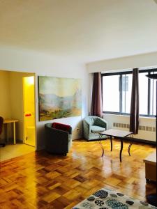 Stylish Montreal Apartment: Comfortable Stay in the Golden Square Mile