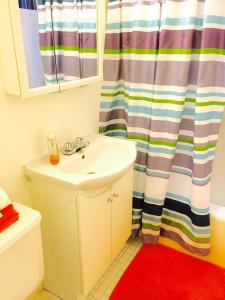 Stylish Montreal Apartment: Comfortable Stay in the Golden Square Mile