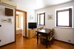 Hola House Capo Market