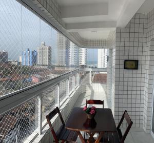 Excelente apto com piscina, localizado a 200 metros da praia