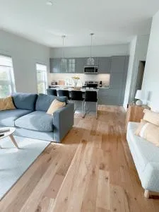 Elora’s Irvine River Suite - Arthur