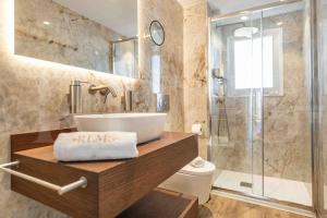 Seaview coastal apartment in Benalmadena by REMS