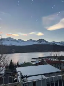 Eastfjord Apartment With Fjord view - 雷扎尔菲厄泽