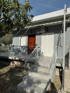 Lakeside Escape - Asprókambos