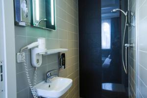 Small Quadruple Room room in Hotel Vossius Vondelpark