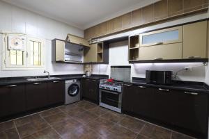 Signature Stays - Spacious Modern Apt