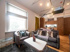 A Vibrant Characterful Mews House with Air Con - Pass the Keys