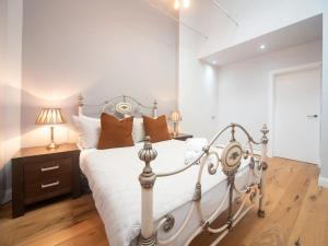 A Vibrant Characterful Mews House with Air Con - Pass the Keys