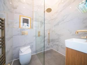 A Vibrant Characterful Mews House with Air Con - Pass the Keys