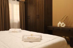 Signature Stays: Modern Chic Apt