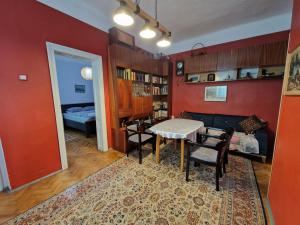 Етаж от къща с двор