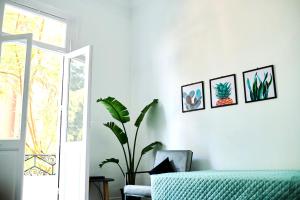 Stilvolle Altbauwohnung gegenüber vom Marriott mit 2 Balkone, Klimaanlage, Smart-TV