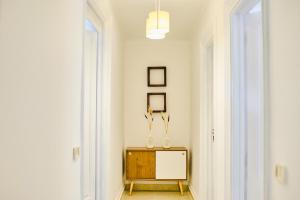 Stilvolle Altbauwohnung gegenüber vom Marriott mit 2 Balkone, Klimaanlage, Smart-TV