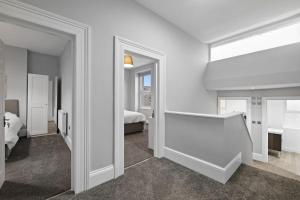 Large Stylish 6 Bedroom House