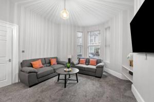 Large Stylish 6 Bedroom House