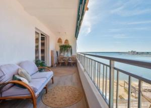 Apartamento Antonio with sea view,Torrevieja,50 m from Playa Acequion plus swimming pool