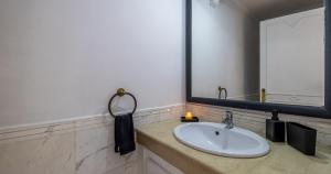 Charming 2-Bed Oasis Pool View