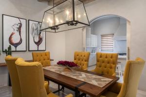 Casa Regina, Stylish 3BR Home in Centro with Rooftop & Jacuzzi