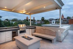 Casa Regina, Stylish 3BR Home in Centro with Rooftop & Jacuzzi
