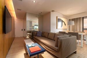 (304) Vista Lateral, Edifício Frente à Praia