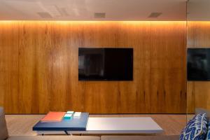 (304) Vista Lateral, Edifício Frente à Praia