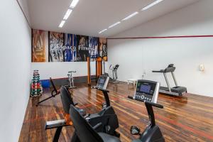 (304) Vista Lateral, Edifício Frente à Praia