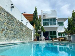 White House near Thunderbird Resort