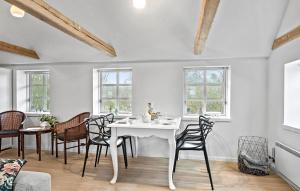 2 Bedroom Cozy Home In Haarby