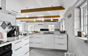 2 Bedroom Cozy Home In Haarby