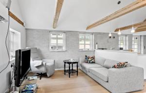 2 Bedroom Cozy Home In Haarby