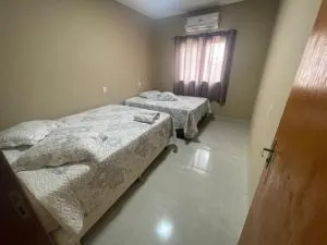 Churrasqueira privativa em Casa de 2 quartos com 2 ar, banheiros, pátio, roupa de cama, portão eletrônico, tudo privativo - que Desconta duração! Entrada padrão 15h adiante, inclusive à noite - Projeto Suíte Sorriso - Lucas do Rio Verde