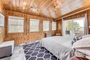 Cozy Cottage Retreat: HotTub, PingPong/Pool Table, Heated Pool, Fireplace - Мідленд