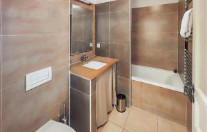 Maisons de vacances Nice Home In St,laurent-de-la-cabr, With Kitchen : photos des chambres