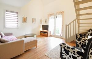 Maisons de vacances Lovely Home In Touques With Kitchen : photos des chambres