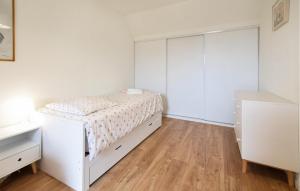Maisons de vacances Lovely Home In Touques With Kitchen : photos des chambres