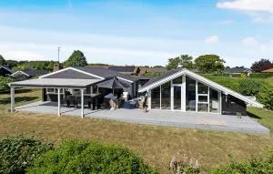 5 Bedroom Beautiful Home In Juelsminde - Juelsminde