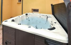 Maisons de vacances Awesome Apartment In Visan : photos des chambres
