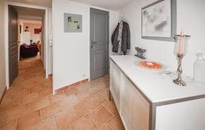 Maisons de vacances Awesome Apartment In Visan : photos des chambres