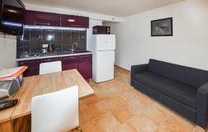Maisons de vacances Awesome Apartment In Visan : photos des chambres