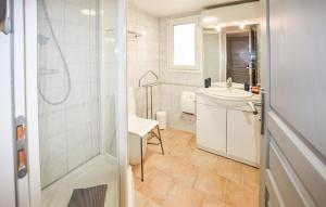 Maisons de vacances Awesome Apartment In Visan : photos des chambres