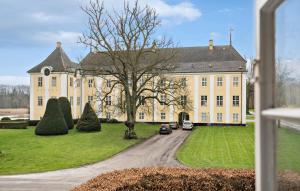 5 Bedroom Cozy Home In Næstved